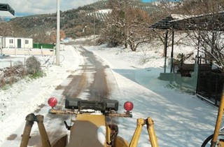 Gemlik’te Kar Yağışı Sonrası Tuzlama Çalışmaları Gerçekleştirildi